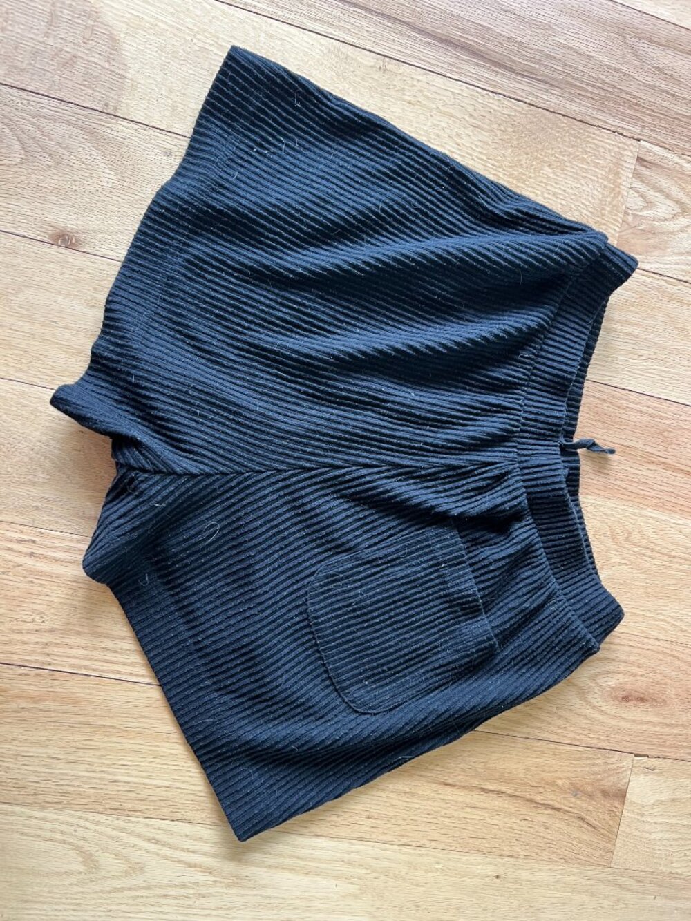 Alo Yoga Micro Corduroy On Duty Short — Black, Size S - Picture 3 of 4